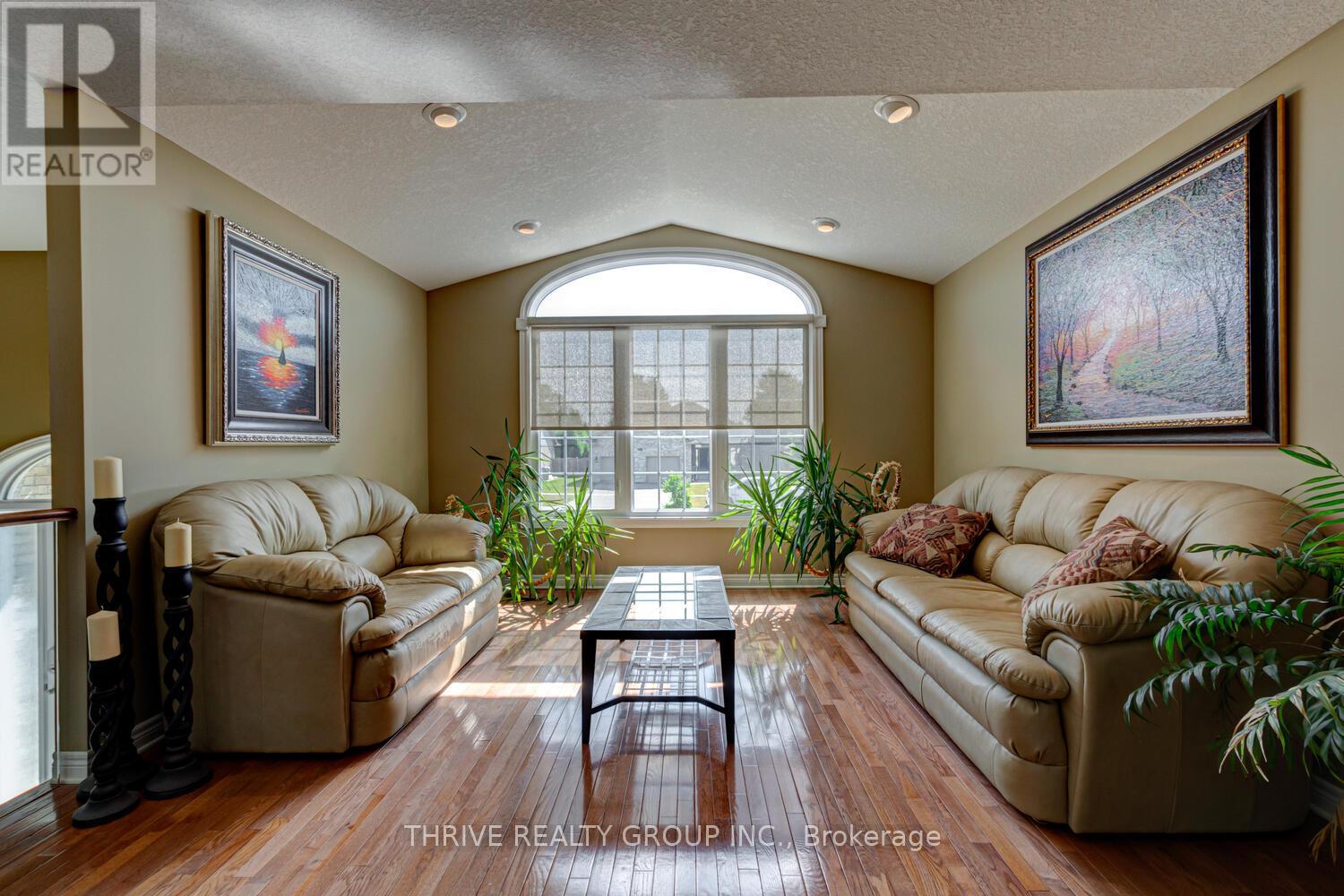 544 Darcy Drive, Strathroy-Caradoc, Ontario  N7G 4L2 - Photo 9 - X12115929