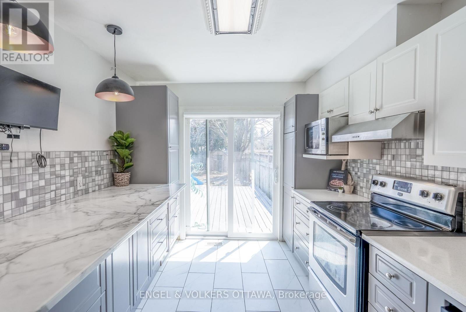 34 Baton Court, Ottawa, Ontario  K2L 4C8 - Photo 11 - X12115987