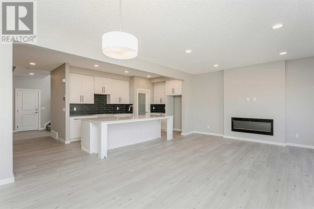 15 Heritage Link, Cochrane, Alberta  T4C 2J8 - Photo 3 - A2214587