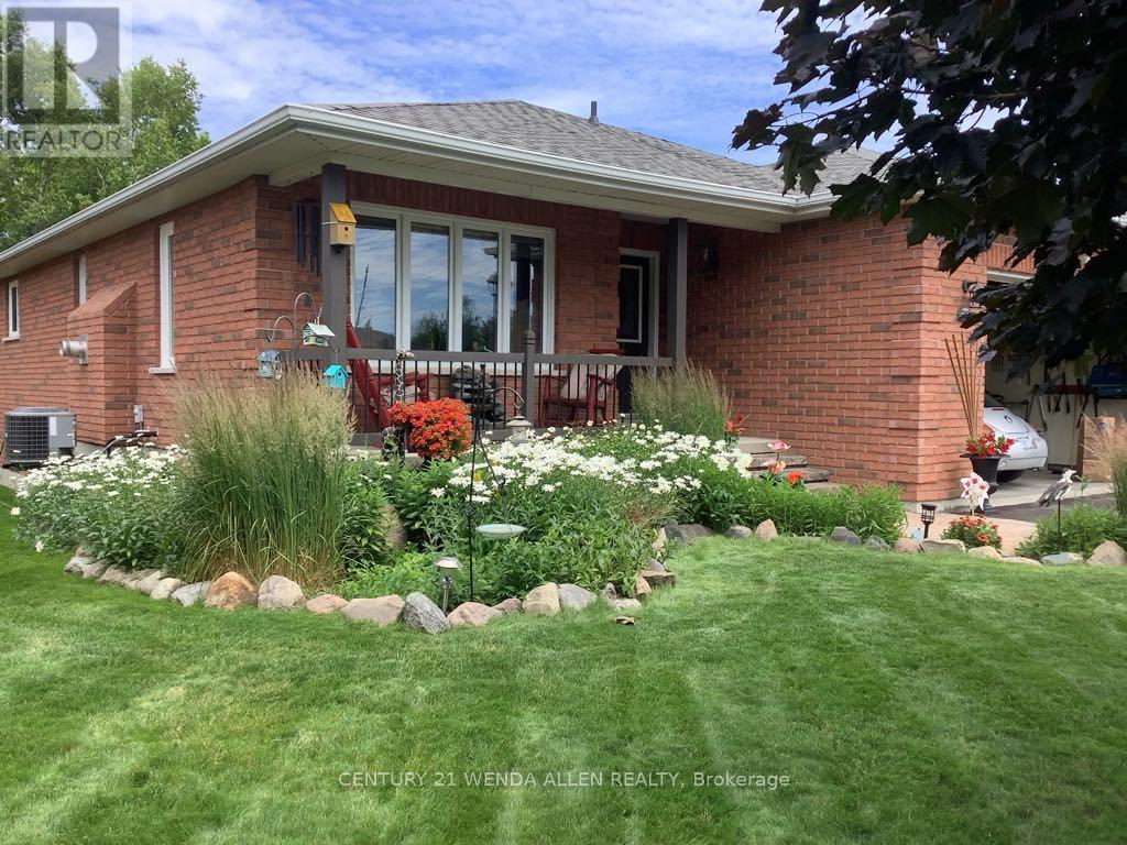11 Low Boulevard, Uxbridge, Ontario  L9P 1W7 - Photo 3 - N12115372