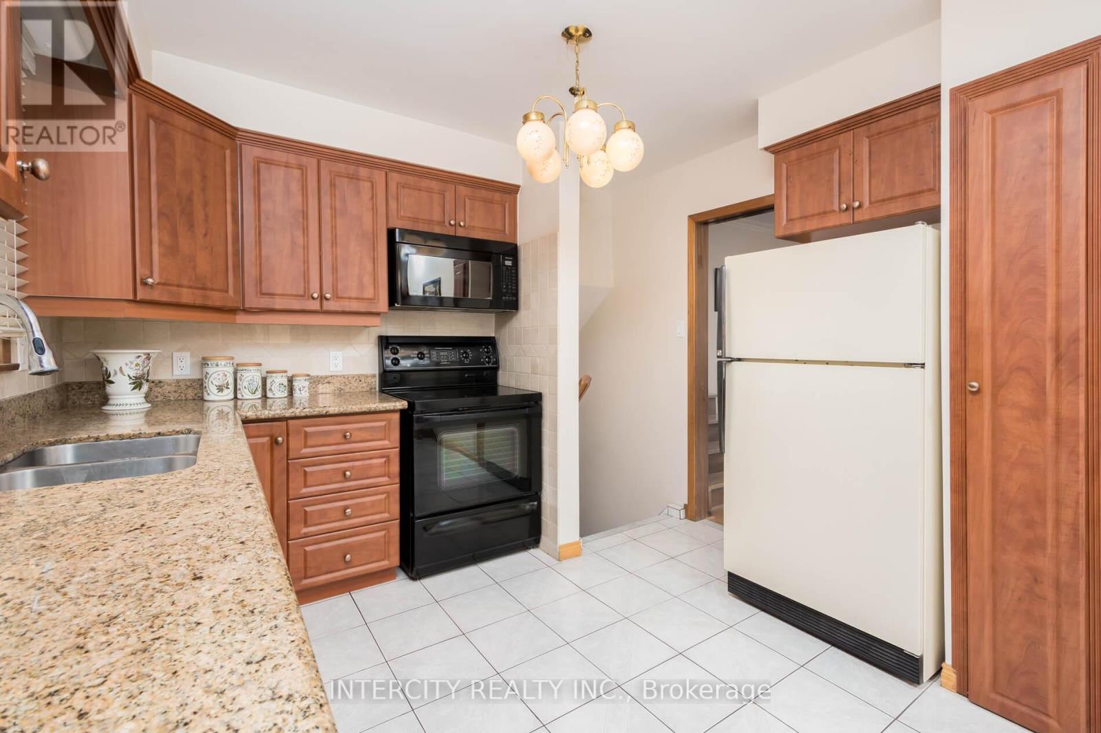 852 Glencairn Avenue, Toronto, Ontario  M6B 2A5 - Photo 16 - W12115085
