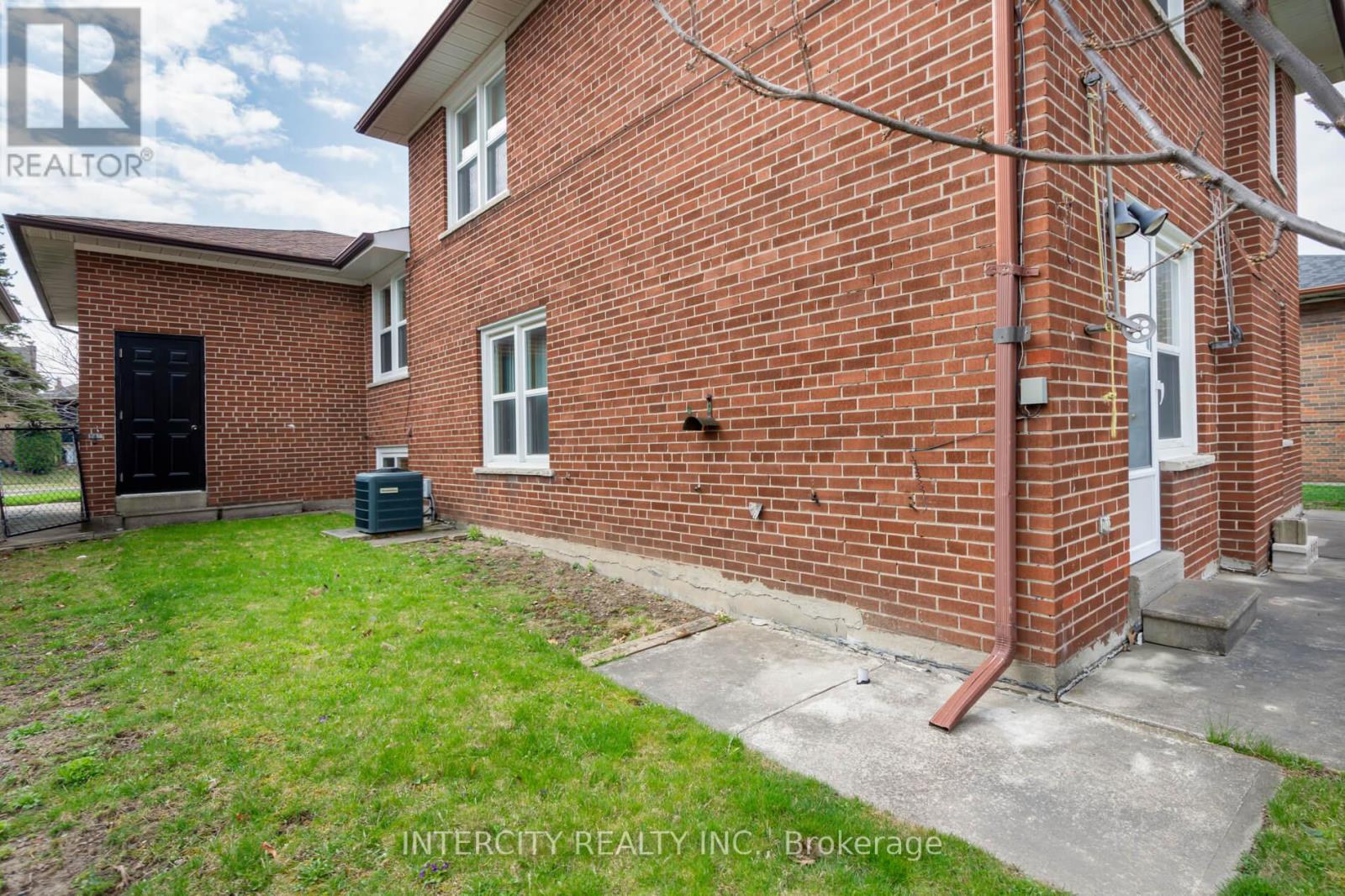 852 Glencairn Avenue, Toronto, Ontario  M6B 2A5 - Photo 37 - W12115085