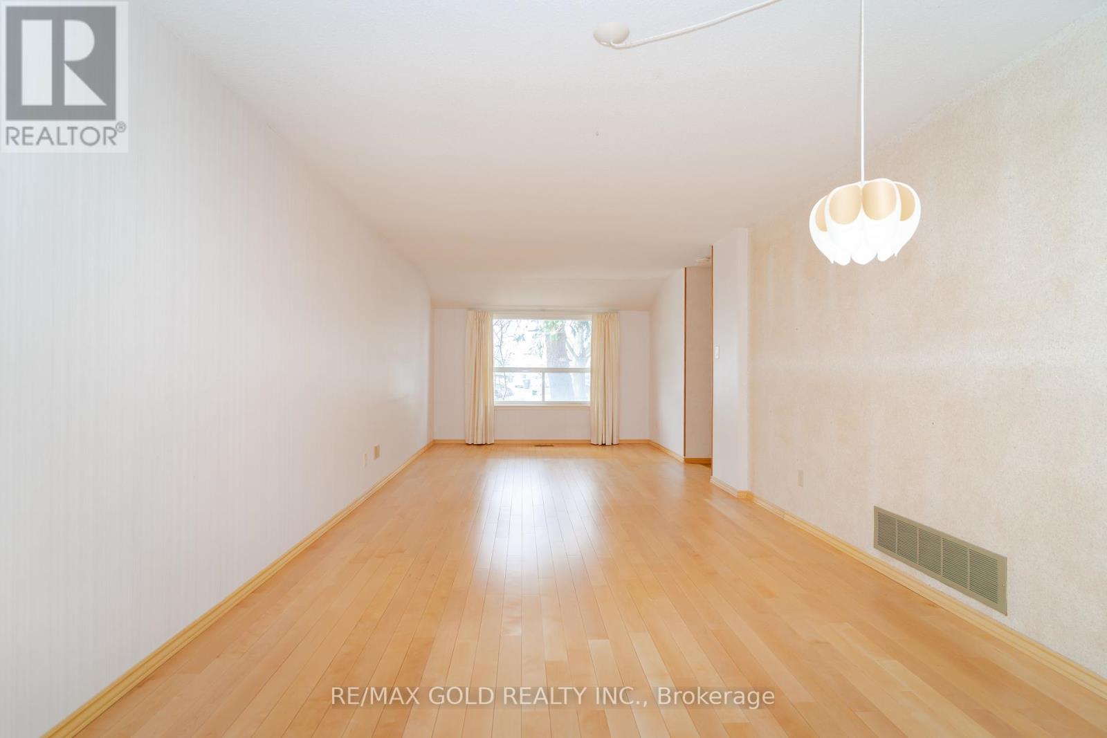 76 Mayfair Crescent, Brampton, Ontario  L6S 3N4 - Photo 7 - W12115472