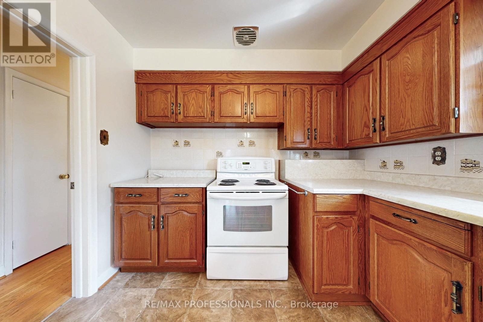 26 Crane Avenue, Toronto (Humber Heights), Ontario  M9P 1V2 - Photo 10 - W12115589