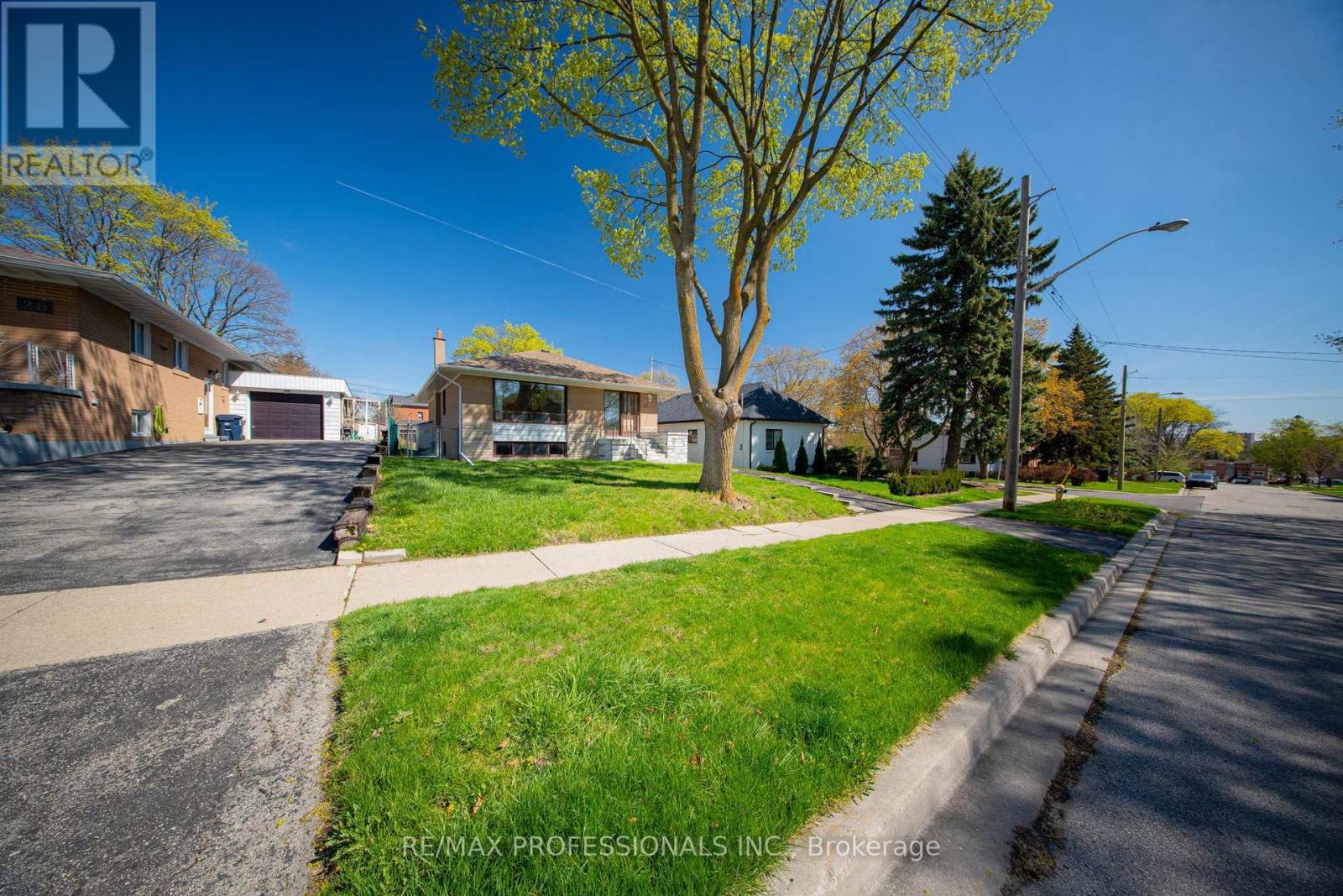 26 Crane Avenue, Toronto (Humber Heights), Ontario  M9P 1V2 - Photo 4 - W12115589