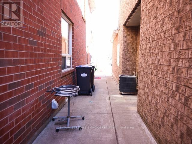 Property at 8 BAYRIDGE DRIVE S image 3