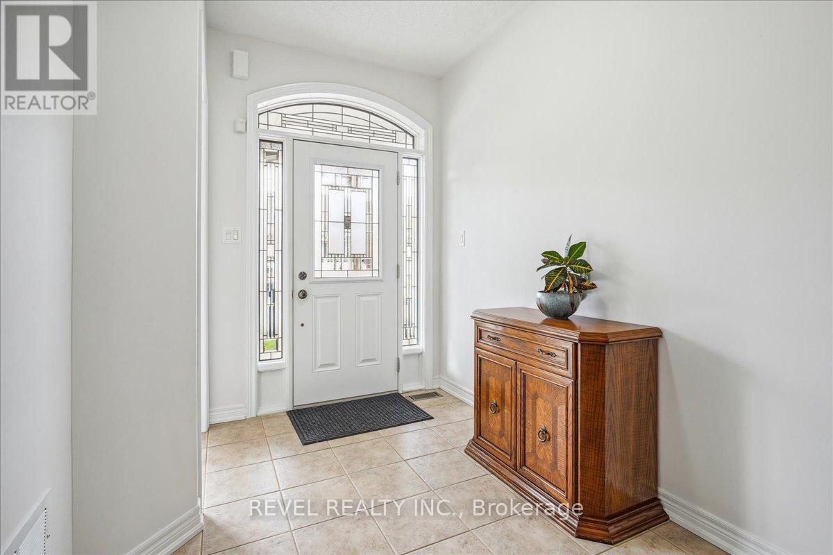 68 Galloway Trail, Welland, Ontario  L3B 6G5 - Photo 4 - X12115482
