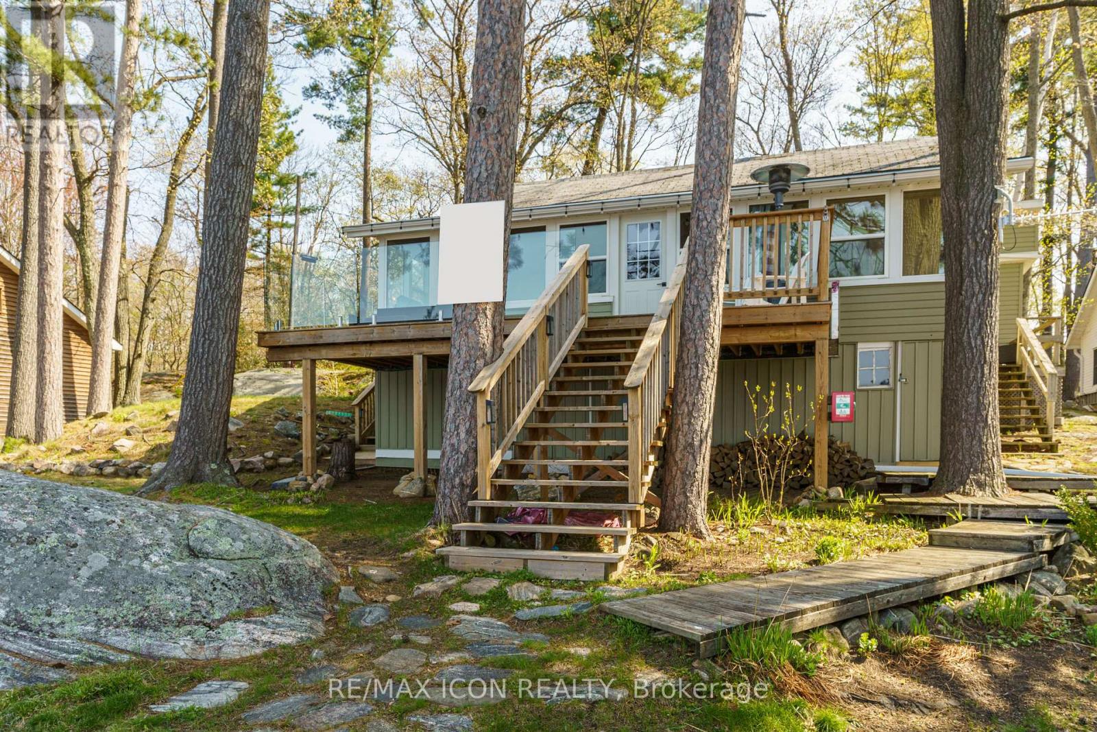 99 Bala Park Island, Muskoka Lakes, Ontario  P0C 1A0 - Photo 3 - X12115788