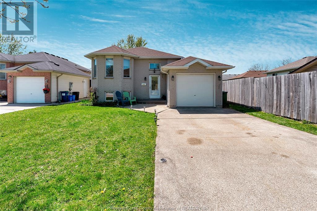 3815 Yellowood, Windsor, Ontario  N9E 4T2 - Photo 1 - 25010826