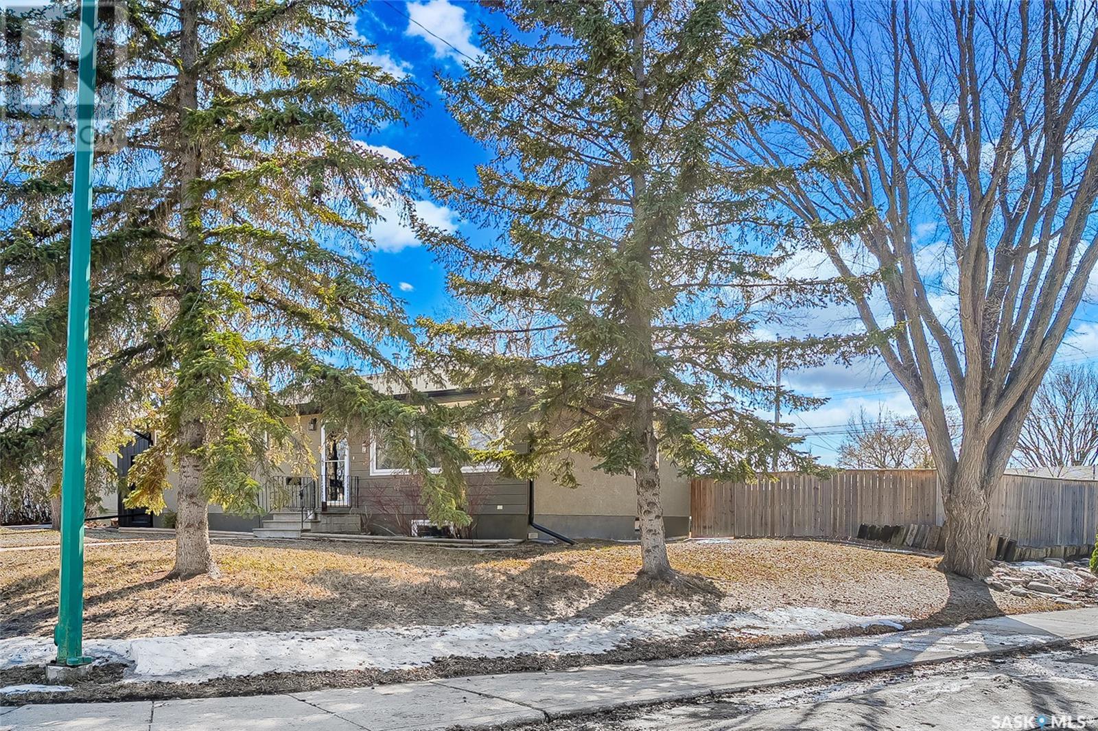 Property at 2 Young CRESCENT image 2