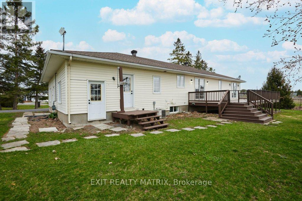 7 Bridge Street, North Stormont, Ontario  K0A 1R0 - Photo 32 - X12104117