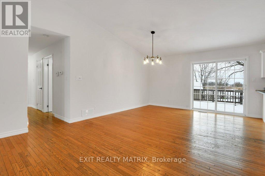 7 Bridge Street, North Stormont, Ontario  K0A 1R0 - Photo 8 - X12104117