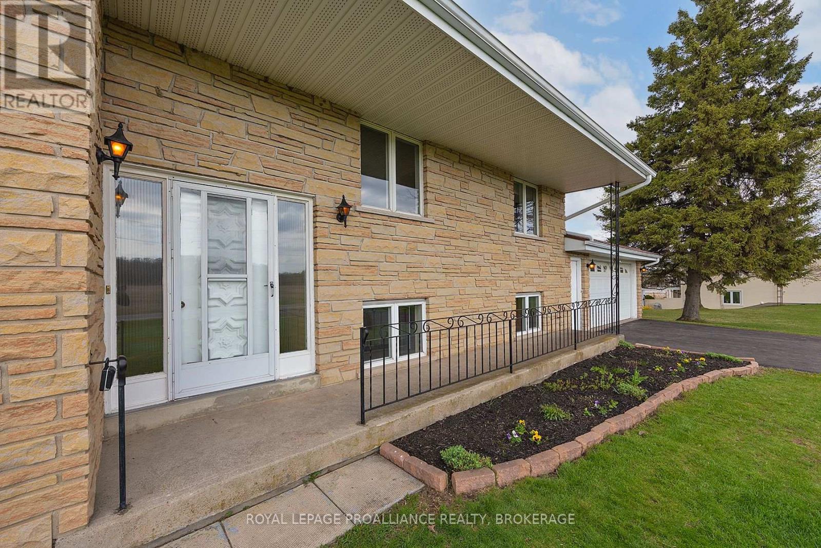 143 Clark Drive, Front Of Leeds & Seeleys Bay, Ontario  K7G 2V5 - Photo 3 - X12116018