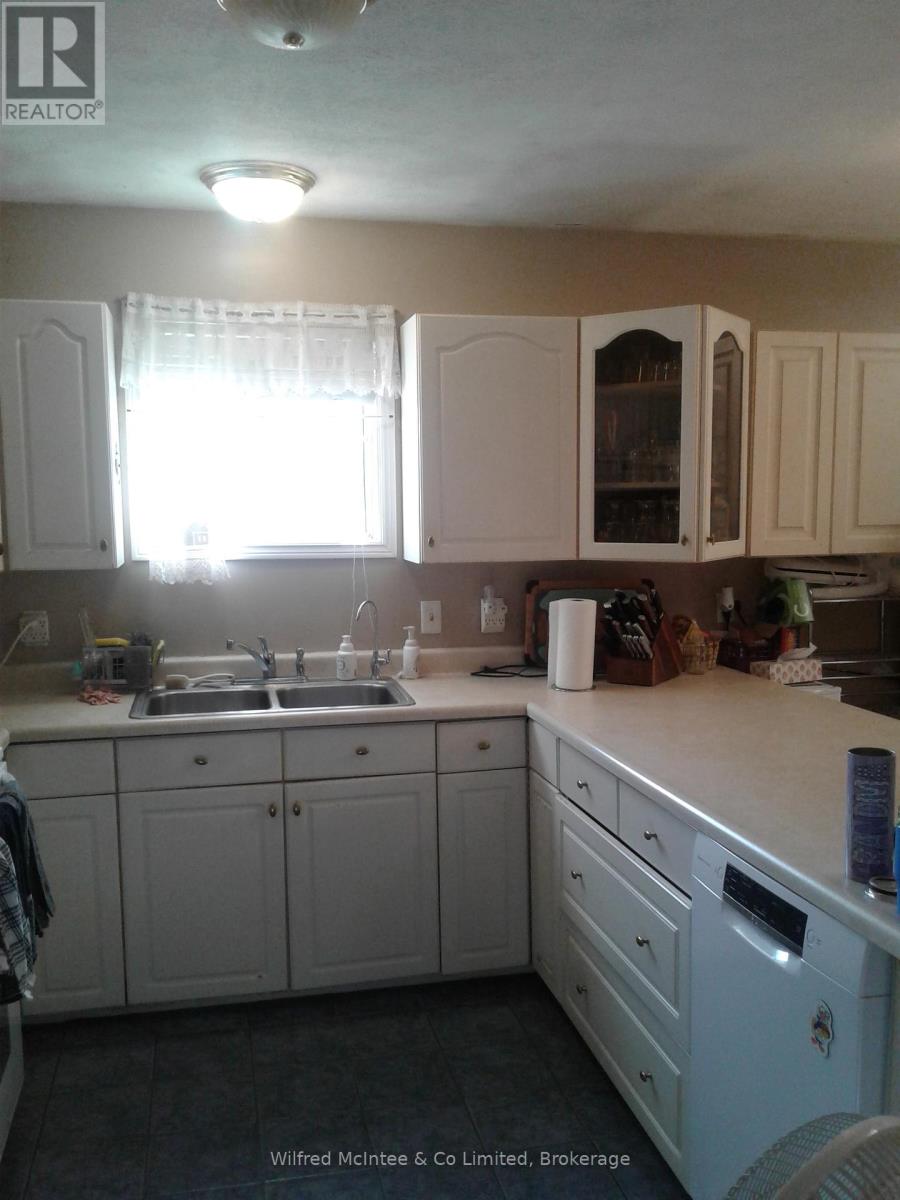 Property at 210 COUNTESS STREET N image 5