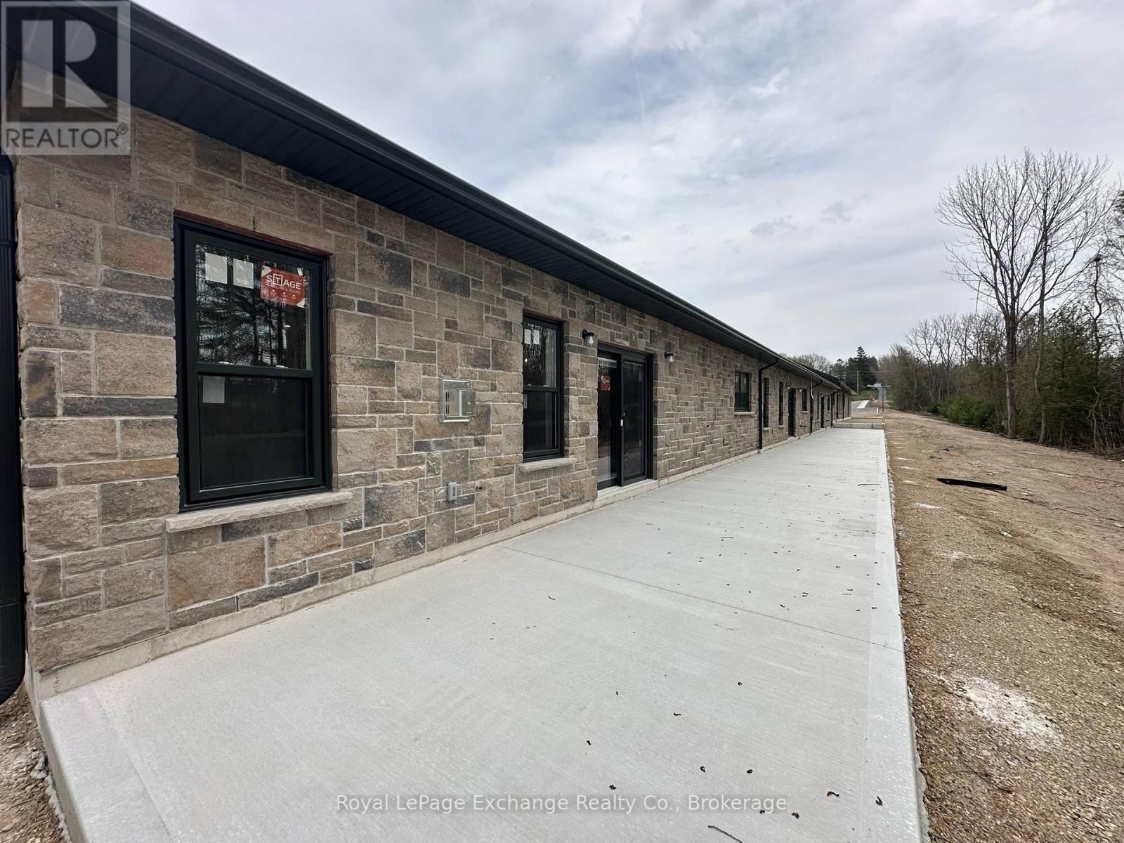 32 - 1182 Queen Street, Kincardine, Ontario  N2Z 1G4 - Photo 3 - X12104770