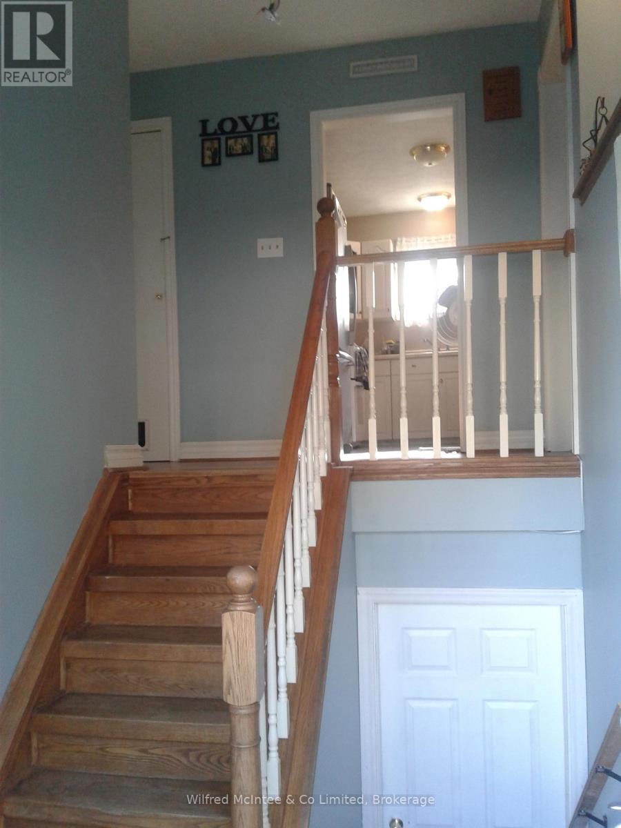 Property at 210 COUNTESS STREET N image 4