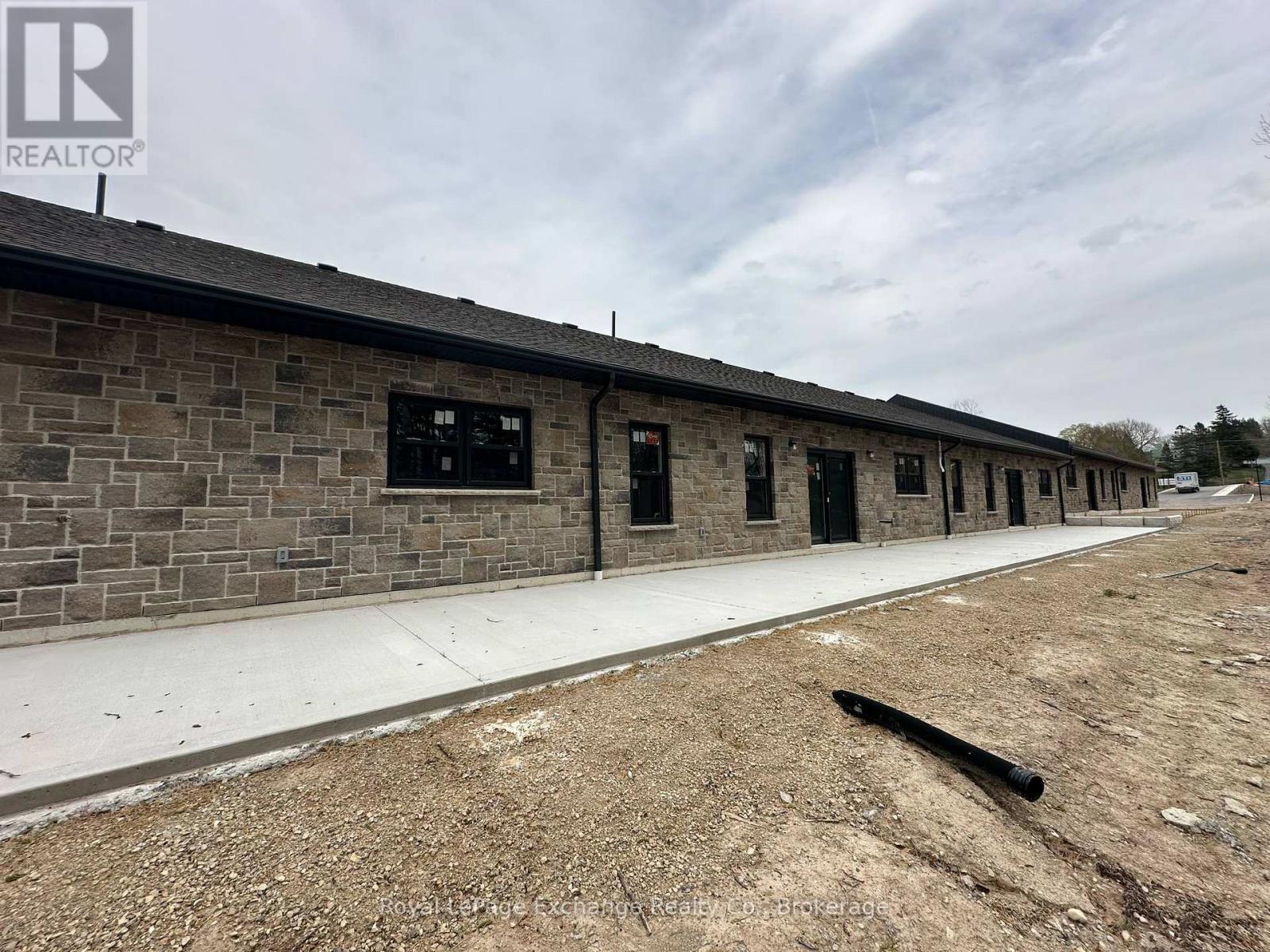 32 - 1182 Queen Street, Kincardine, Ontario  N2Z 1G4 - Photo 4 - X12104770