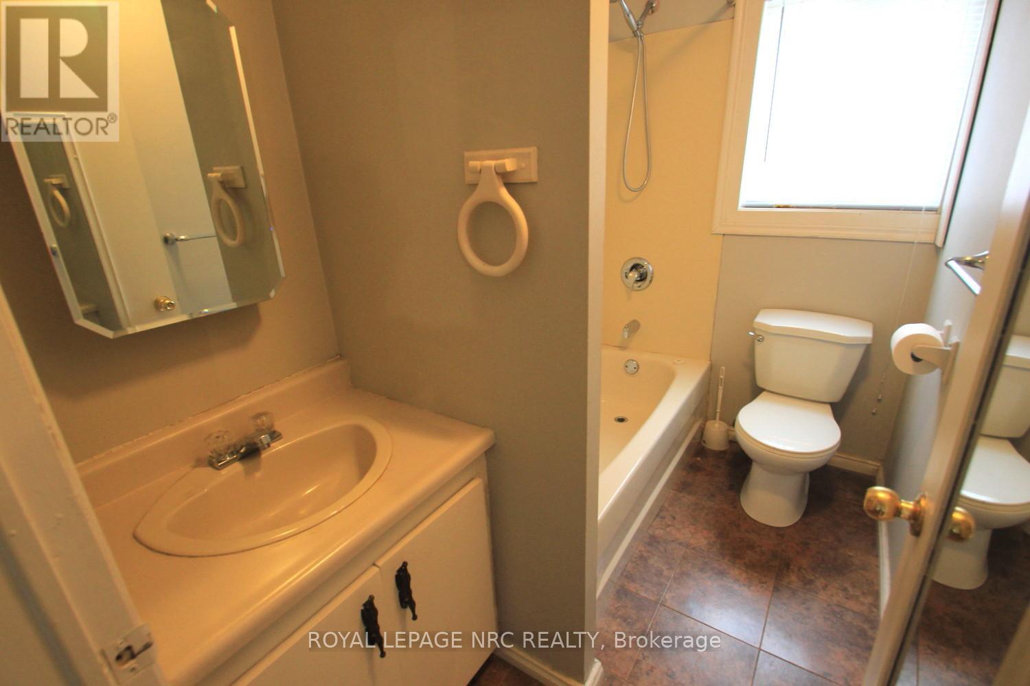 70 Pine Street S, Thorold, Ontario  L2V 3L7 - Photo 21 - X12099364