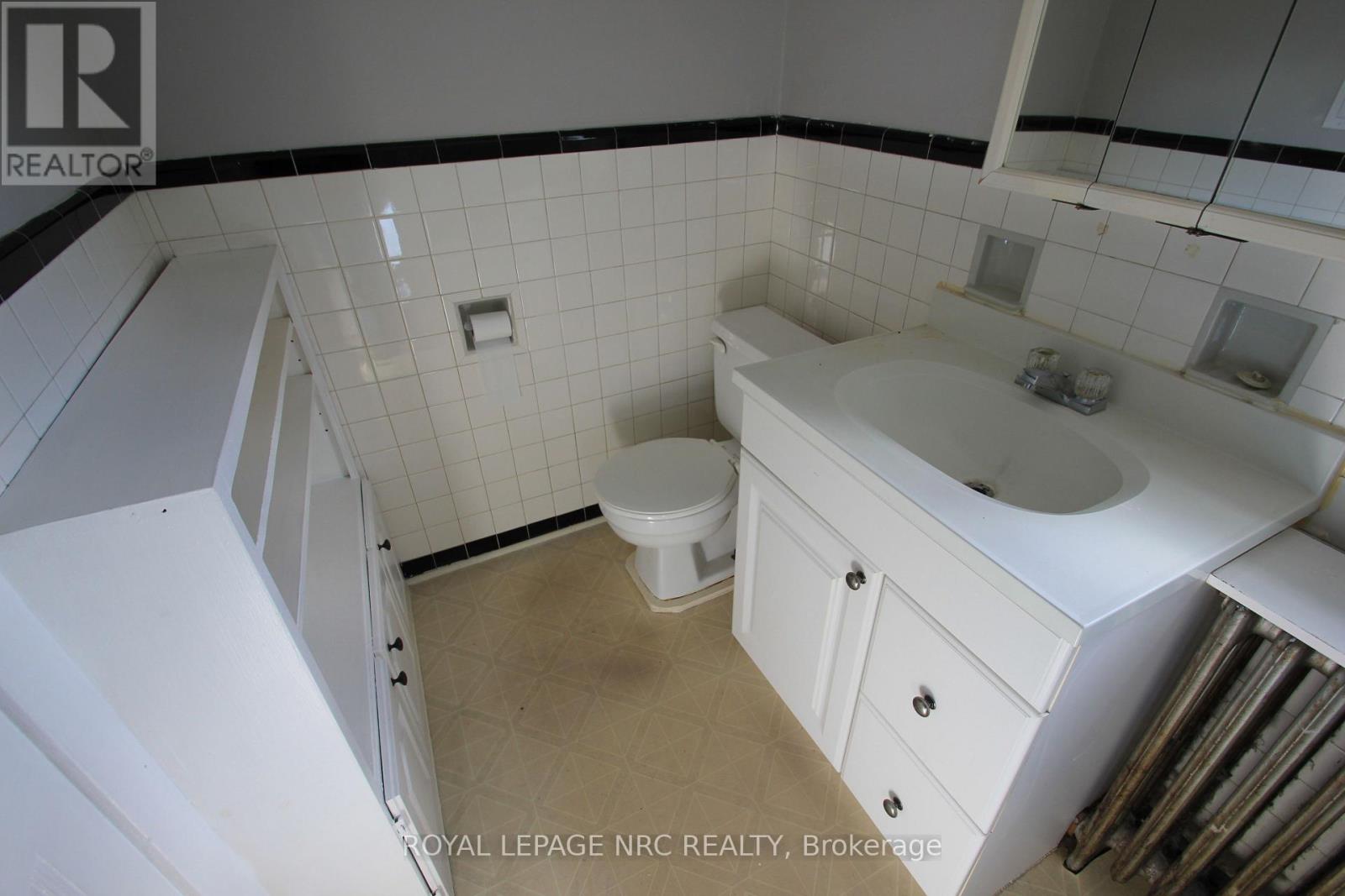 70 Pine Street S, Thorold, Ontario  L2V 3L7 - Photo 13 - X12099364