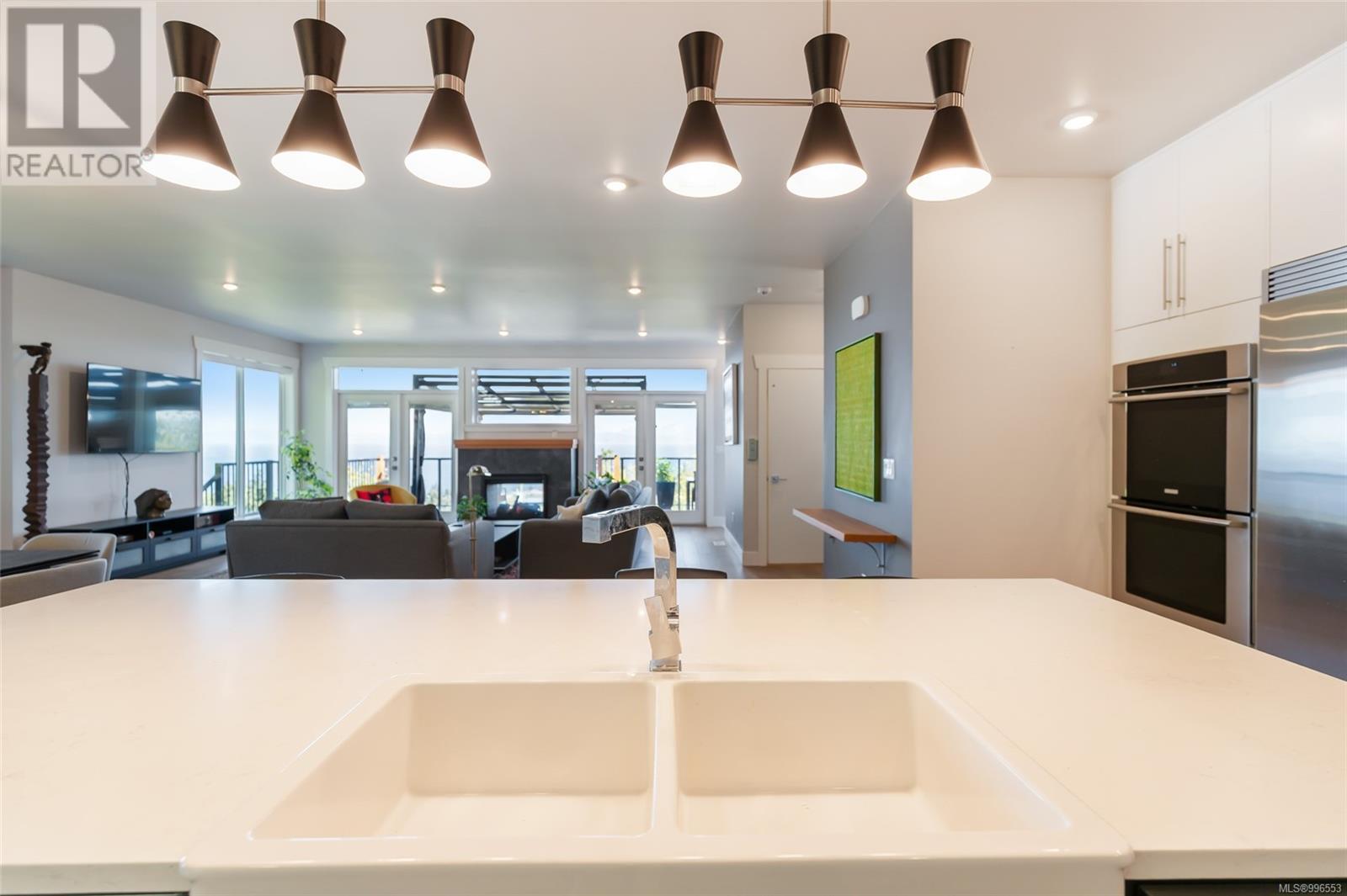 Property at 5109 Laguna Way image 3
