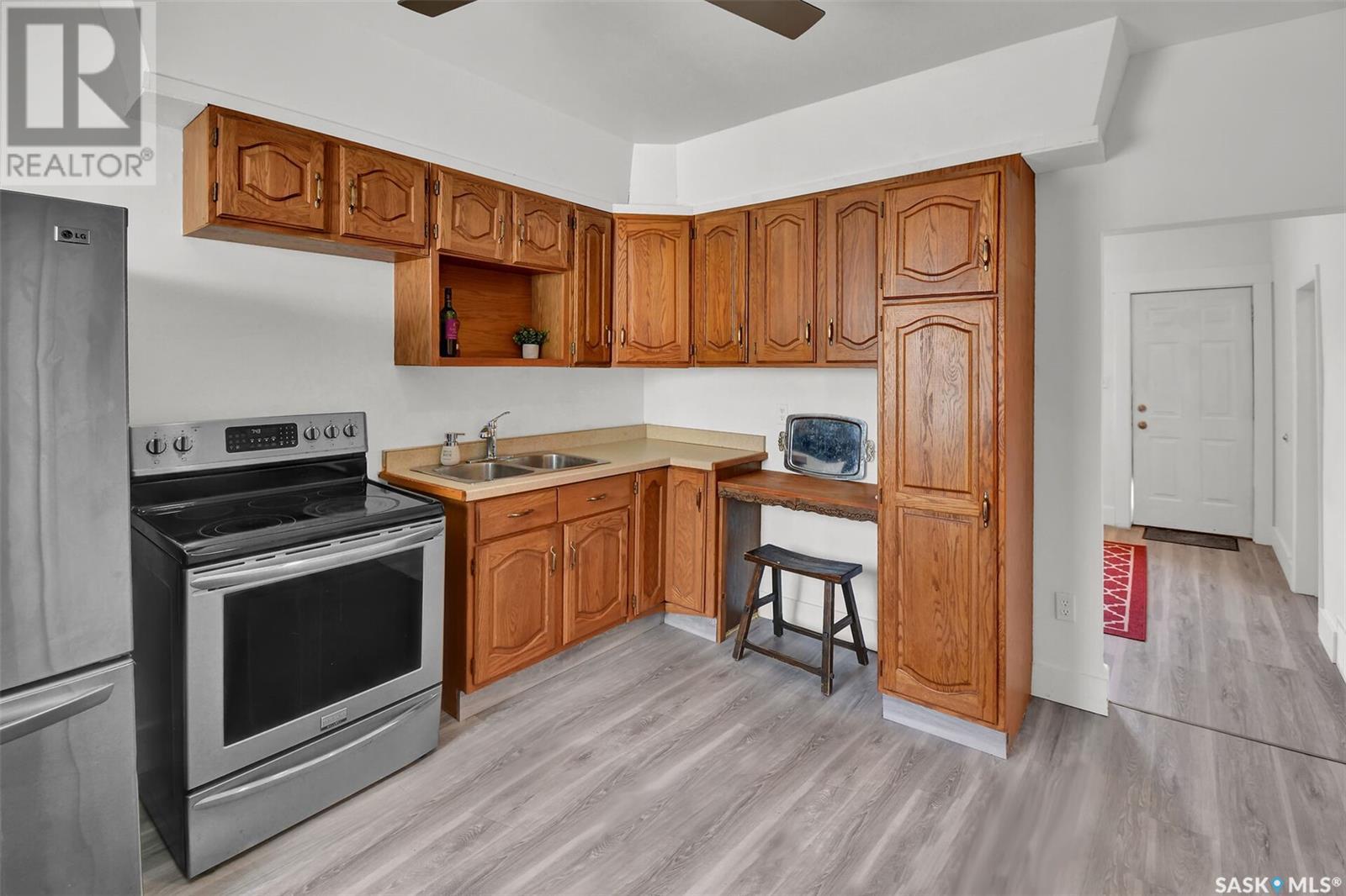 Property at 124 M AVENUE S image 4