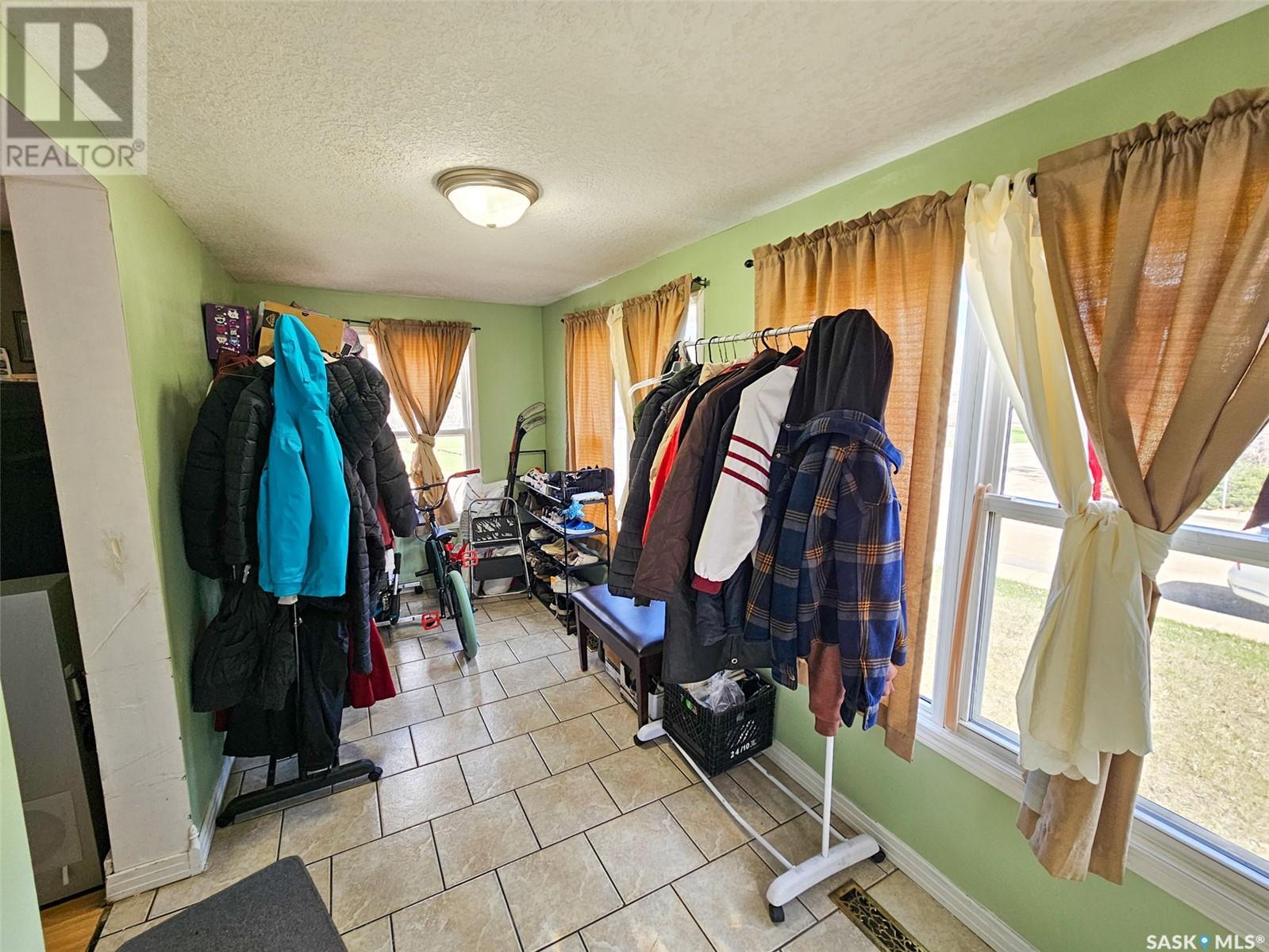 Property at 376 4th AVENUE NW image 2