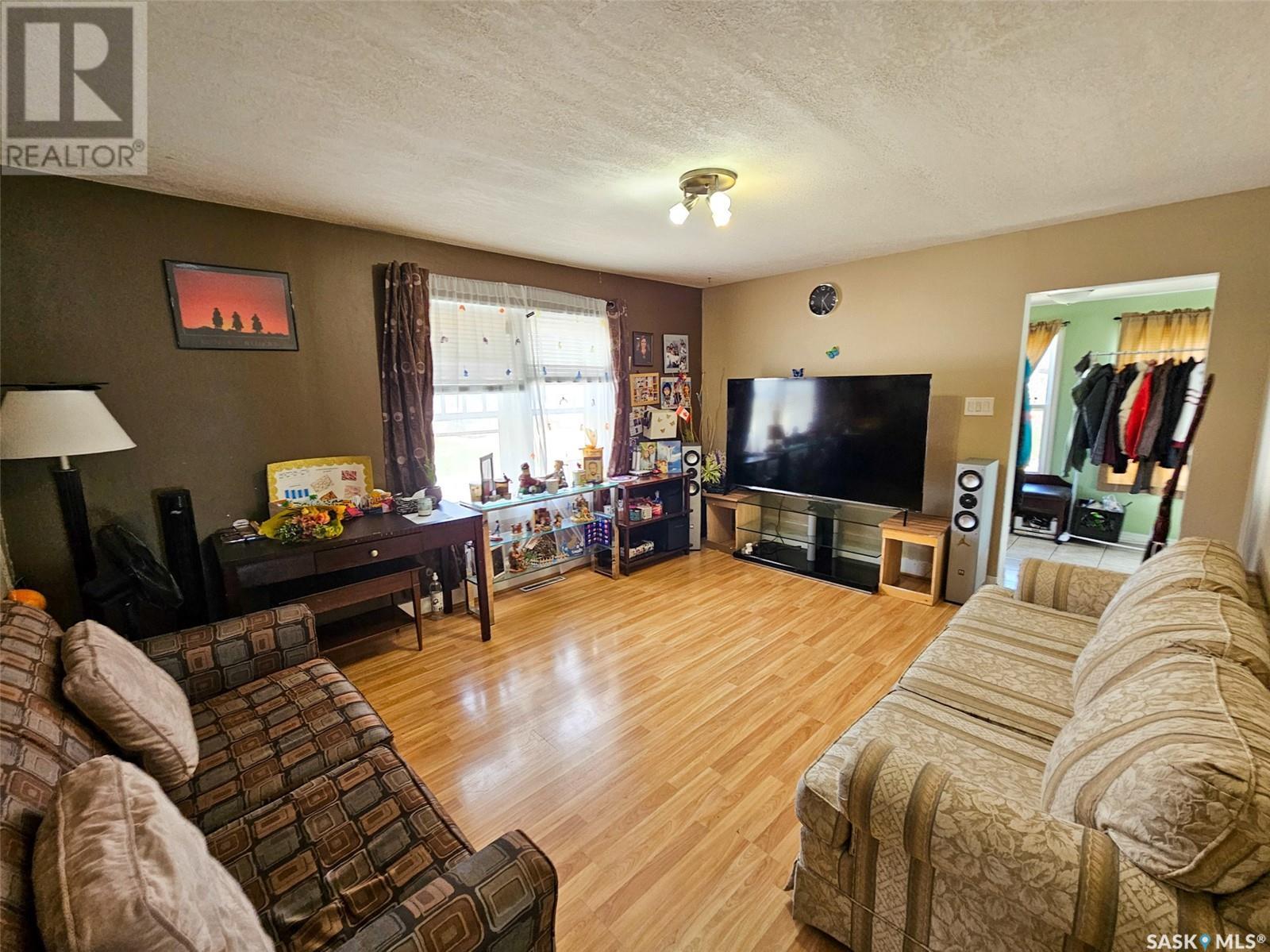 Property at 376 4th AVENUE NW image 3