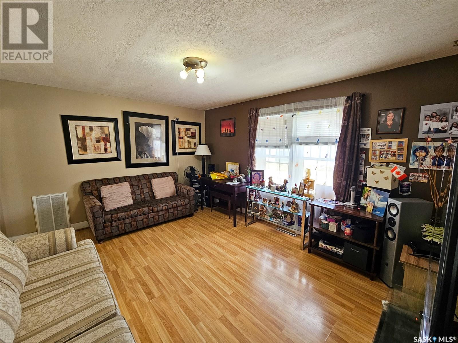 Property at 376 4th AVENUE NW image 4