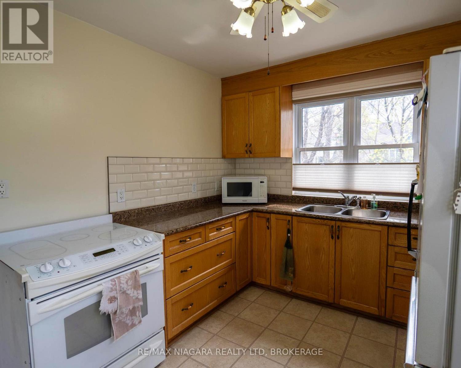 10 Highland Road, Oakville, Ontario  L6K 1S7 - Photo 8 - W12116194