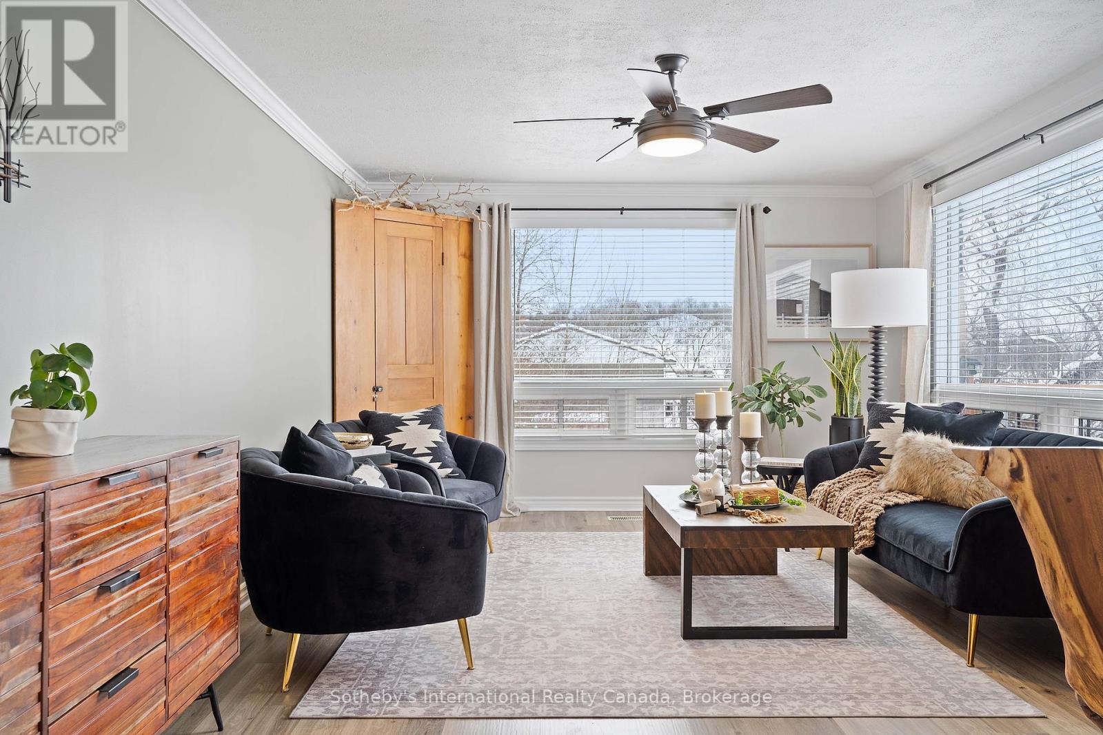 Property at 26 CAIRNS CRESCENT E image 3