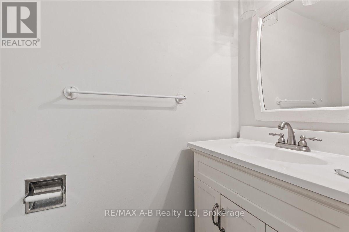 73 Southwood Drive, Kitchener, Ontario  N2E 2E6 - Photo 30 - X12116115