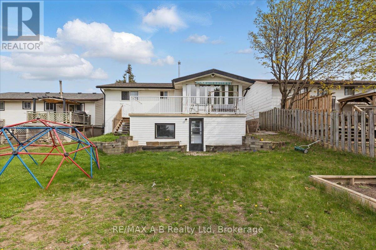 73 Southwood Drive, Kitchener, Ontario  N2E 2E6 - Photo 32 - X12116115