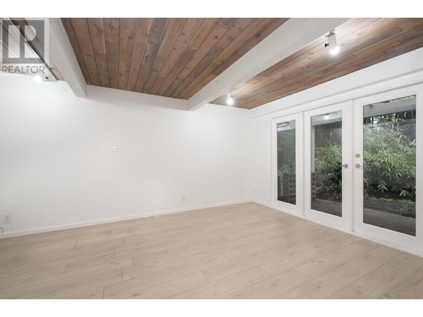 937 Montroyal Boulevard, North Vancouver, British Columbia  V7R 2G9 - Photo 14 - R2985610