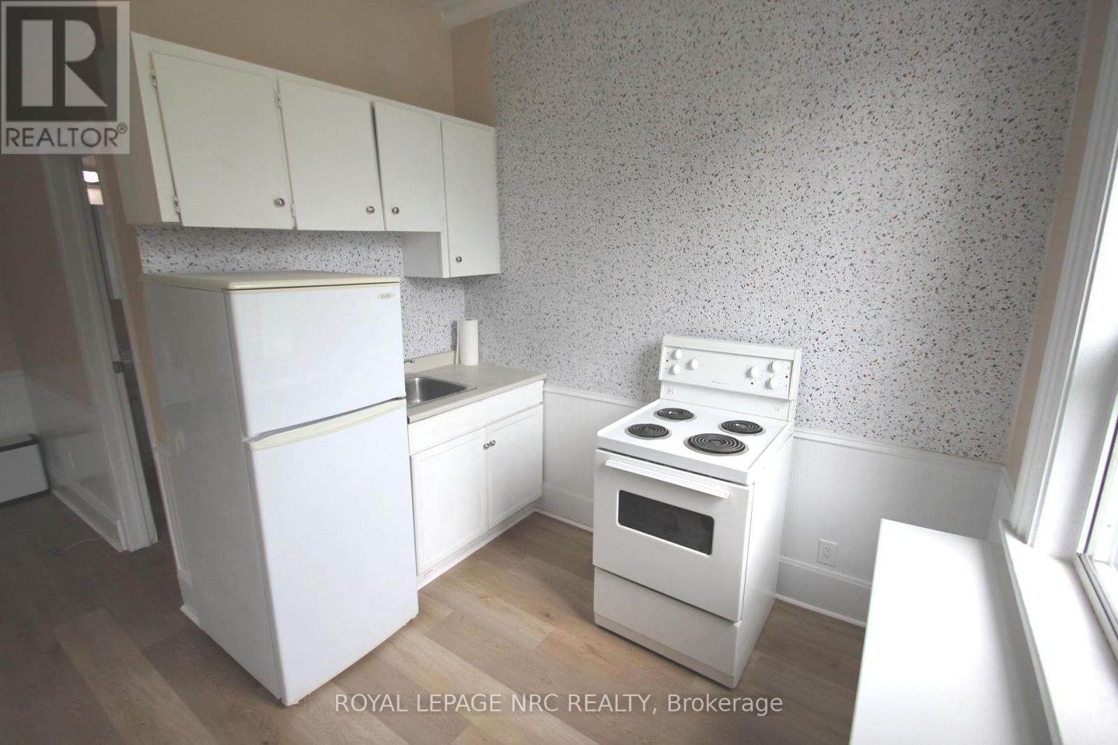 33 Lake Street, St. Catharines (Downtown), Ontario  L2R 5W9 - Photo 22 - X12116164