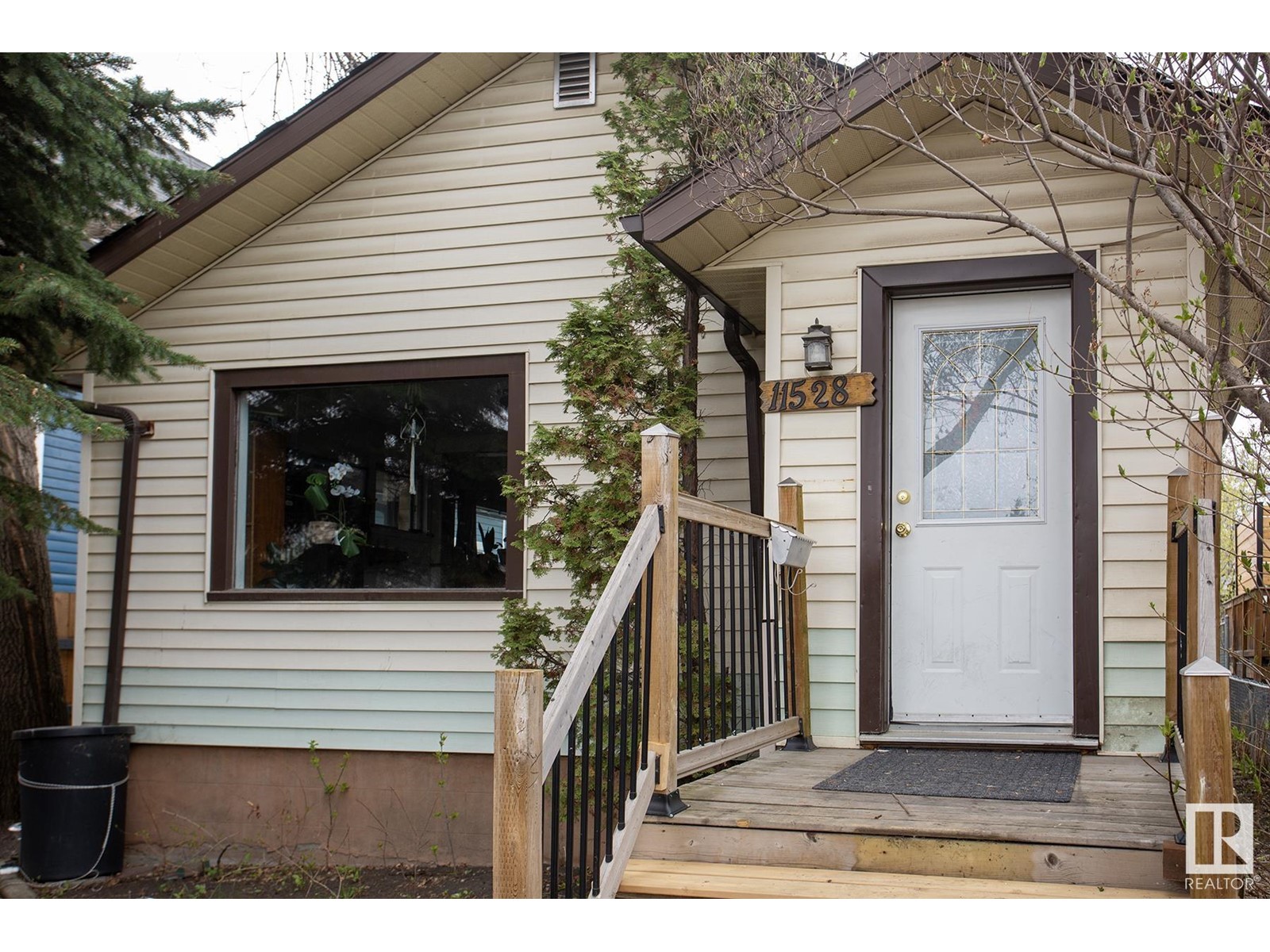 Property at 11528 93 ST NW image 2