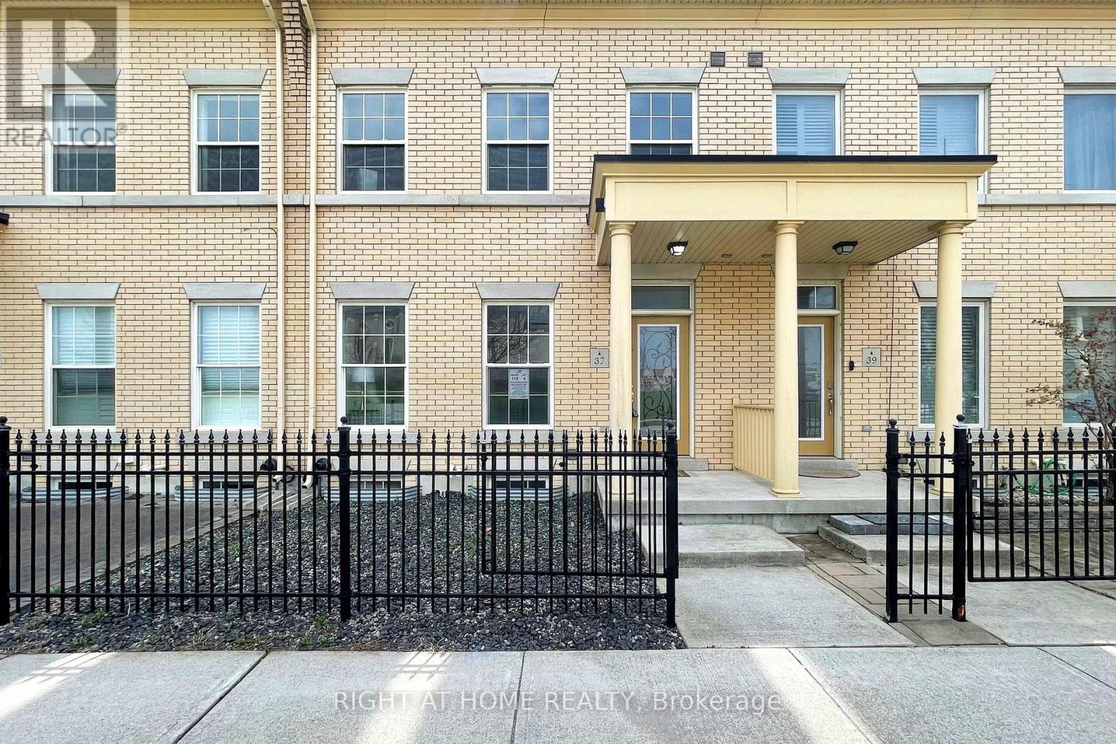 37 Pope John Paul Ii Square, Markham (Cathedraltown), Ontario  L6C 0J8 - Photo 3 - N12115909