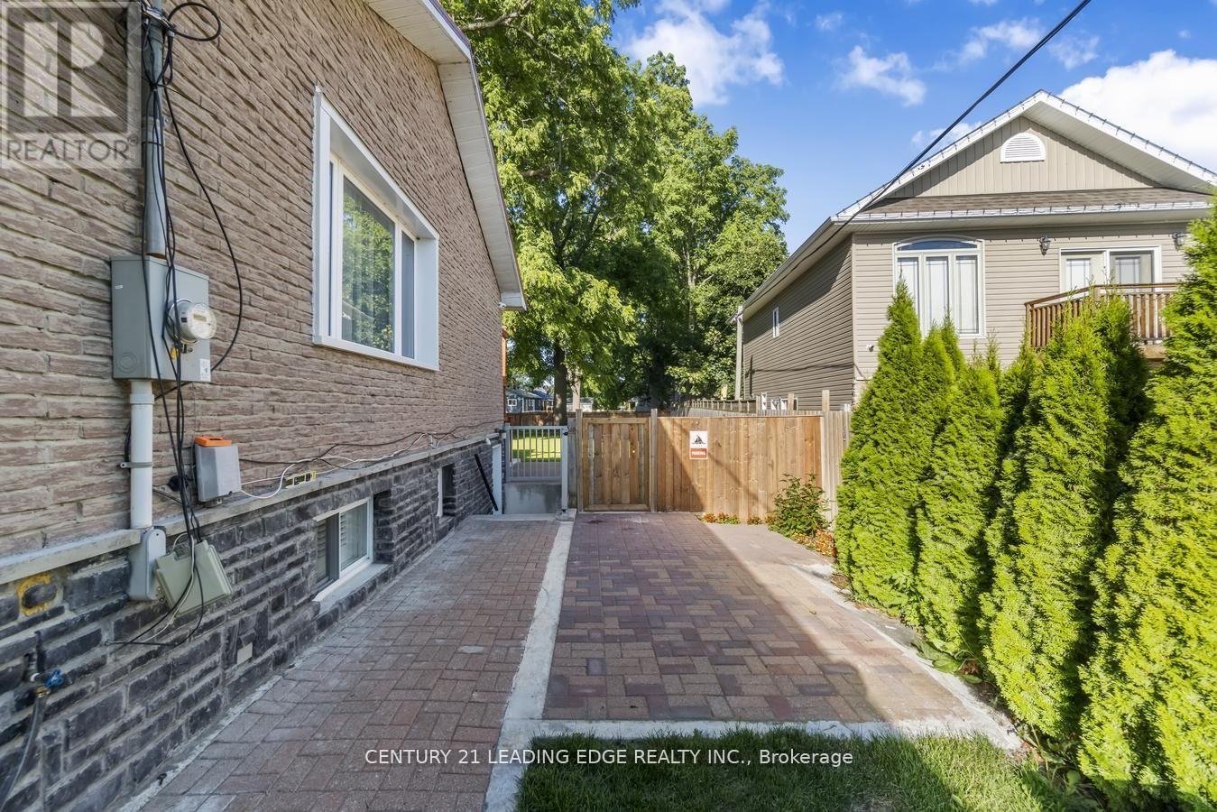 55 Lake Drive N, Georgina (Historic Lakeshore Communities), Ontario  L4P 1A5 - Photo 33 - N12116136