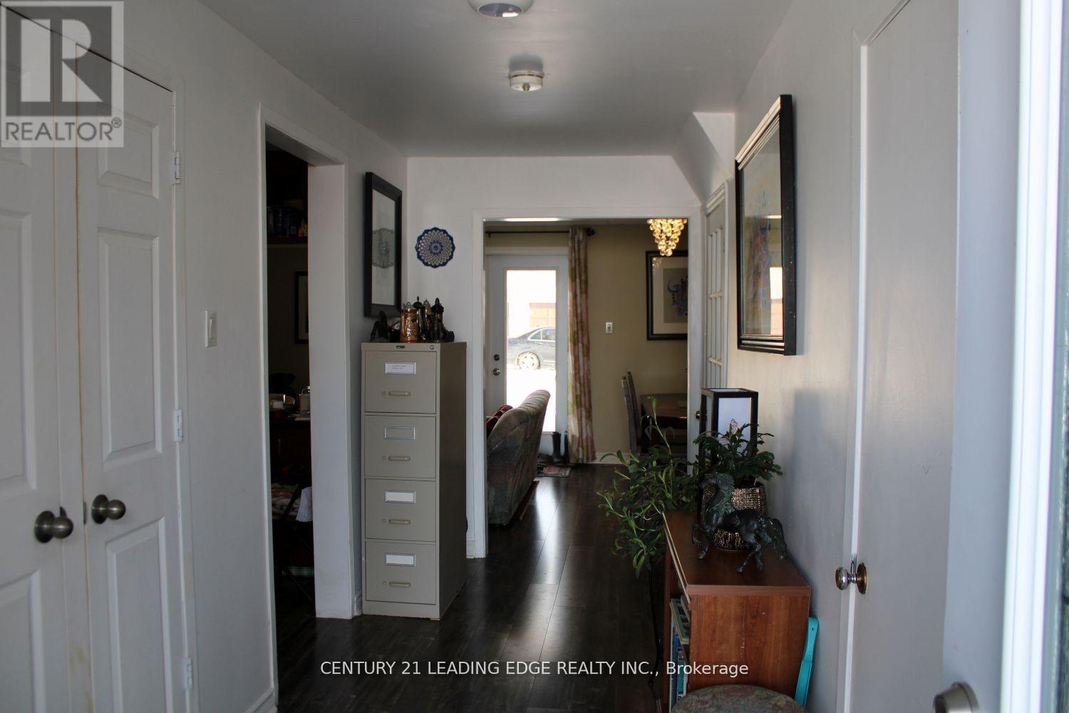 55 Lake Drive N, Georgina (Historic Lakeshore Communities), Ontario  L4P 1A5 - Photo 8 - N12116136