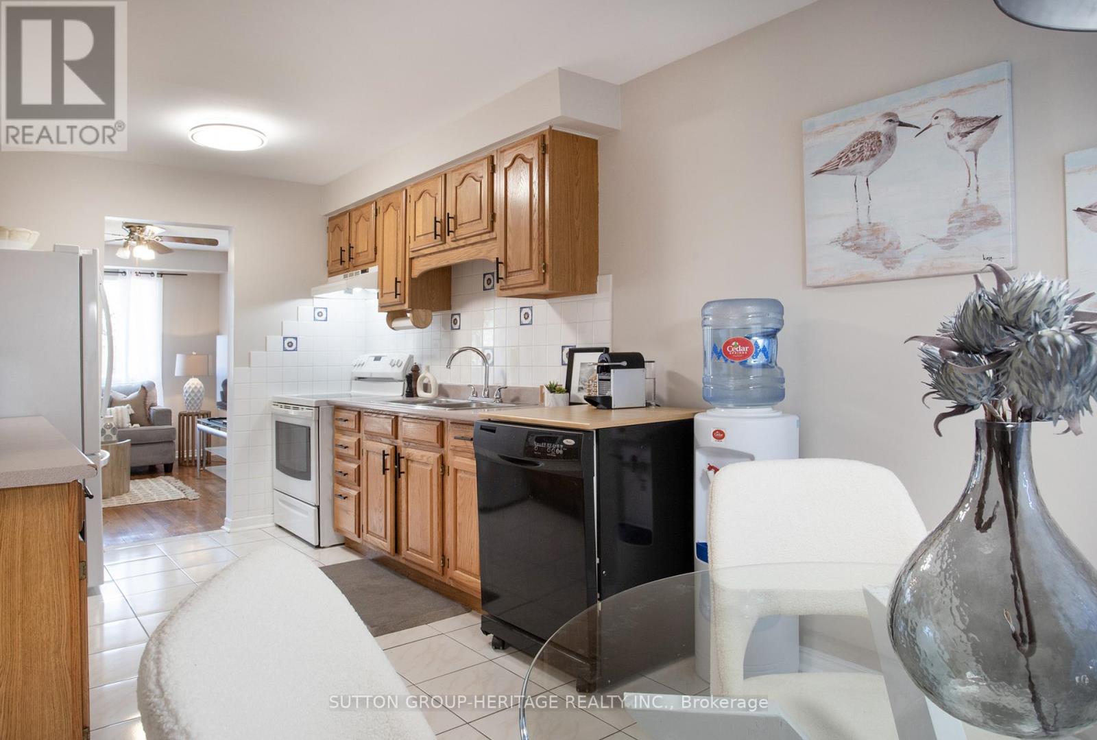 26 Greenbelt Crescent, Richmond Hill (North Richvale), Ontario  L4C 5R8 - Photo 17 - N12116292