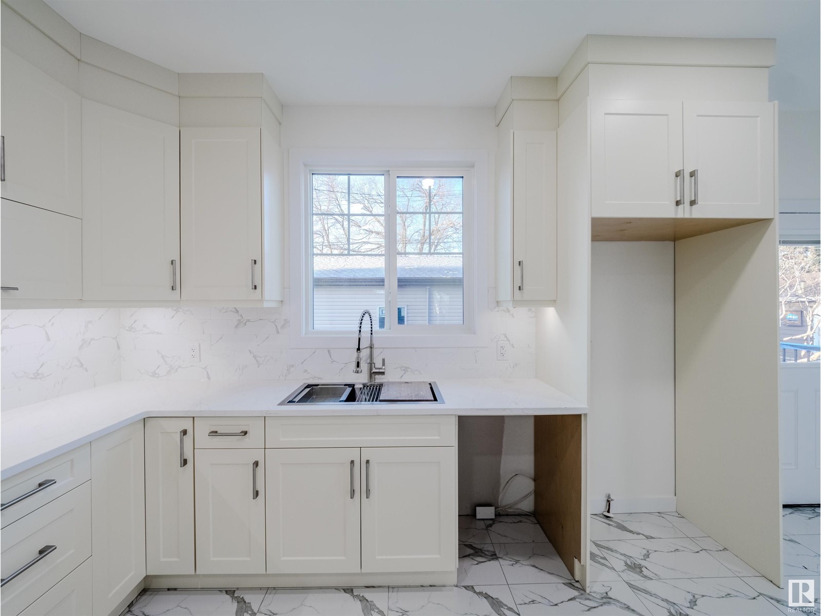 Property at 7121 93 Avenue NW image 2
