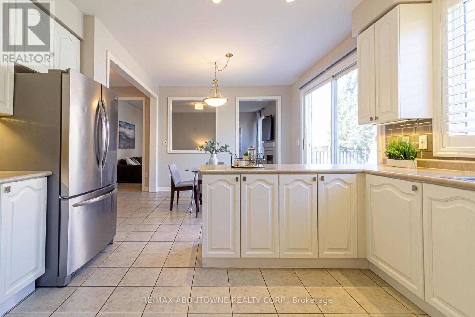 2355 Gooseberry Way, Oakville, Ontario  L6M 4T8 - Photo 8 - W12116201