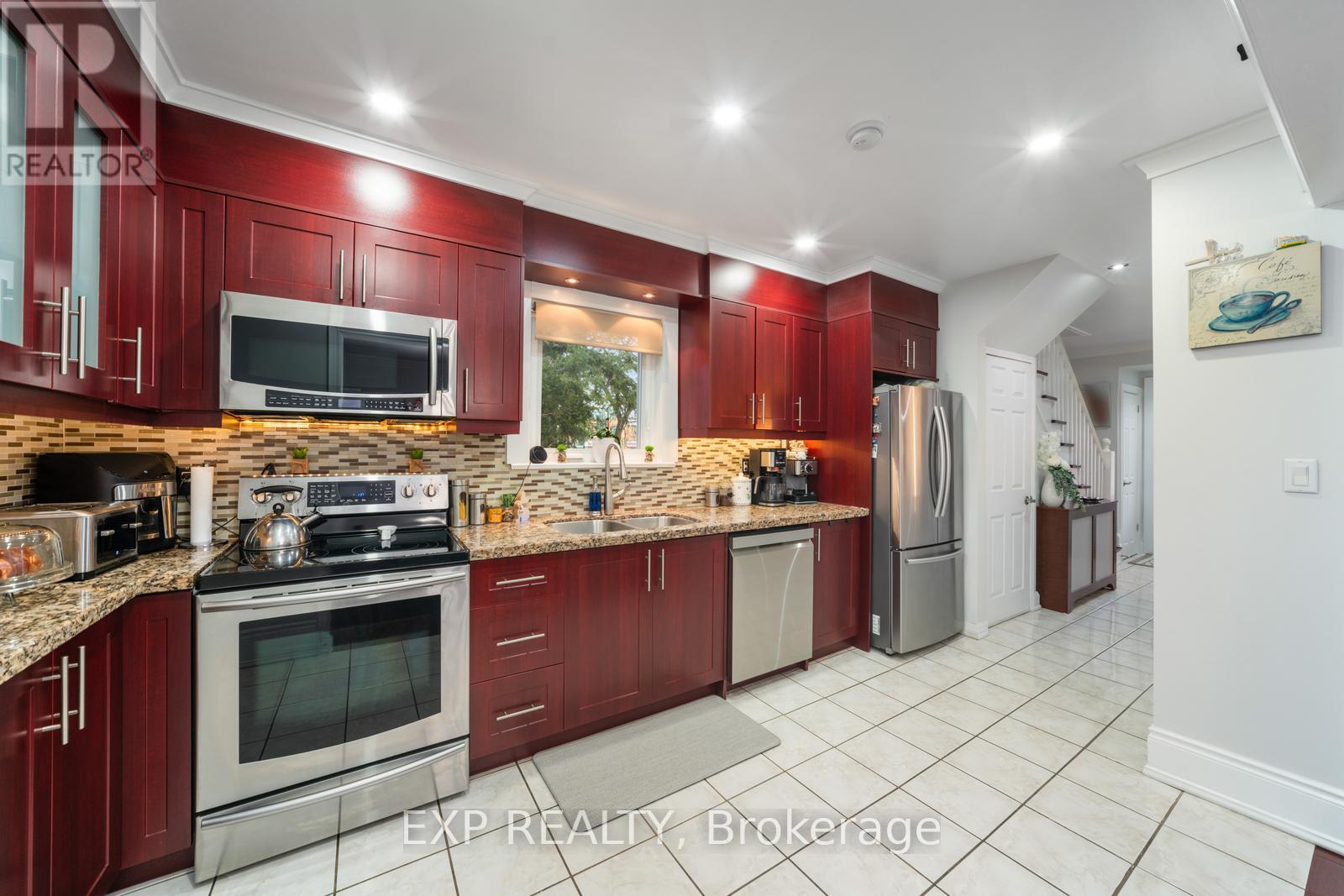 2067 Eglinton Avenue W, Toronto (Caledonia-Fairbank), Ontario  M6E 2K6 - Photo 4 - W12116298