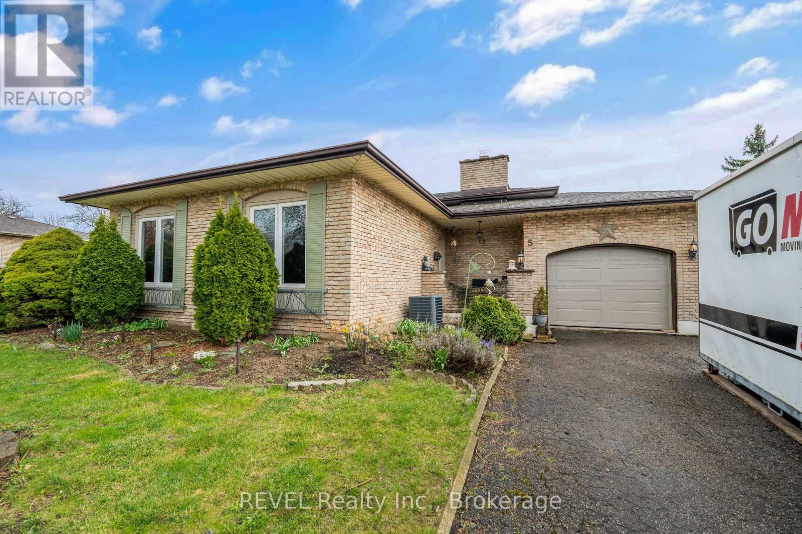 5 Cascade Court, St. Catharines (Secord Woods), Ontario  L2P 1T5 - Photo 2 - X12116324