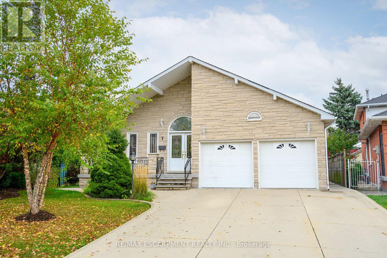 7 Osgoode Court, Hamilton (Randall), Ontario  L8W 3C5 - Photo 3 - X12116110