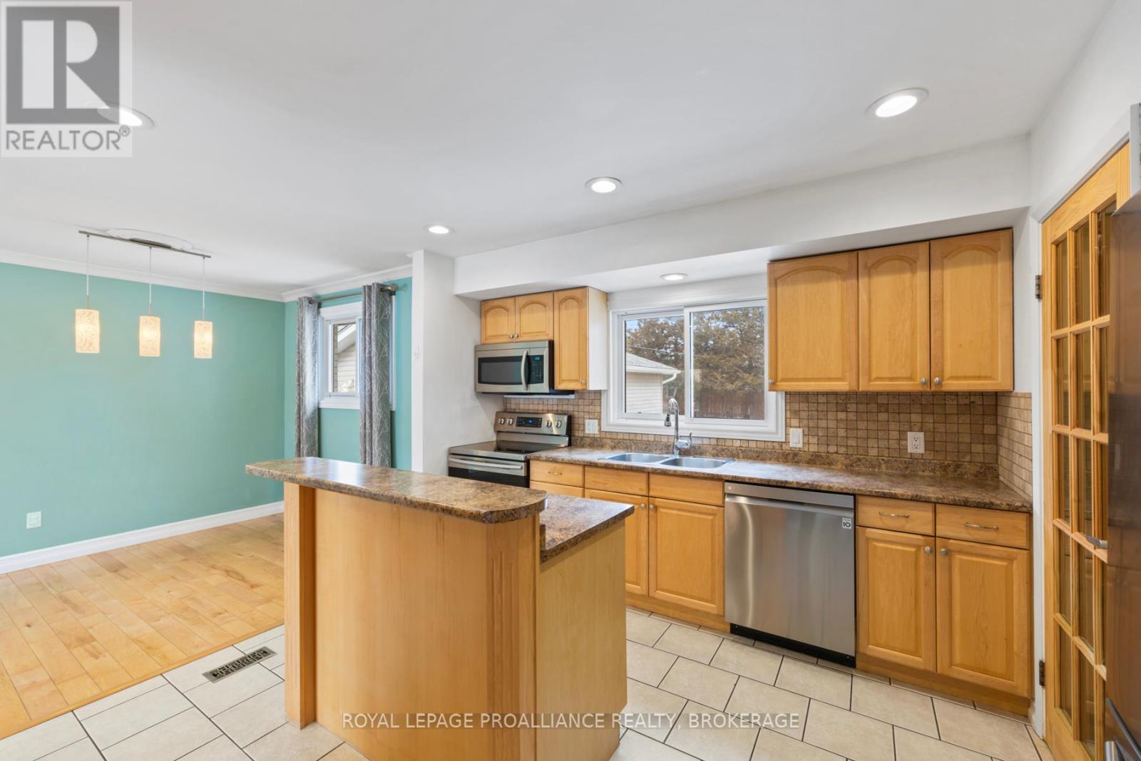 1084 Lincoln Drive, Kingston, Ontario  K7M 4Z4 - Photo 15 - X12116489