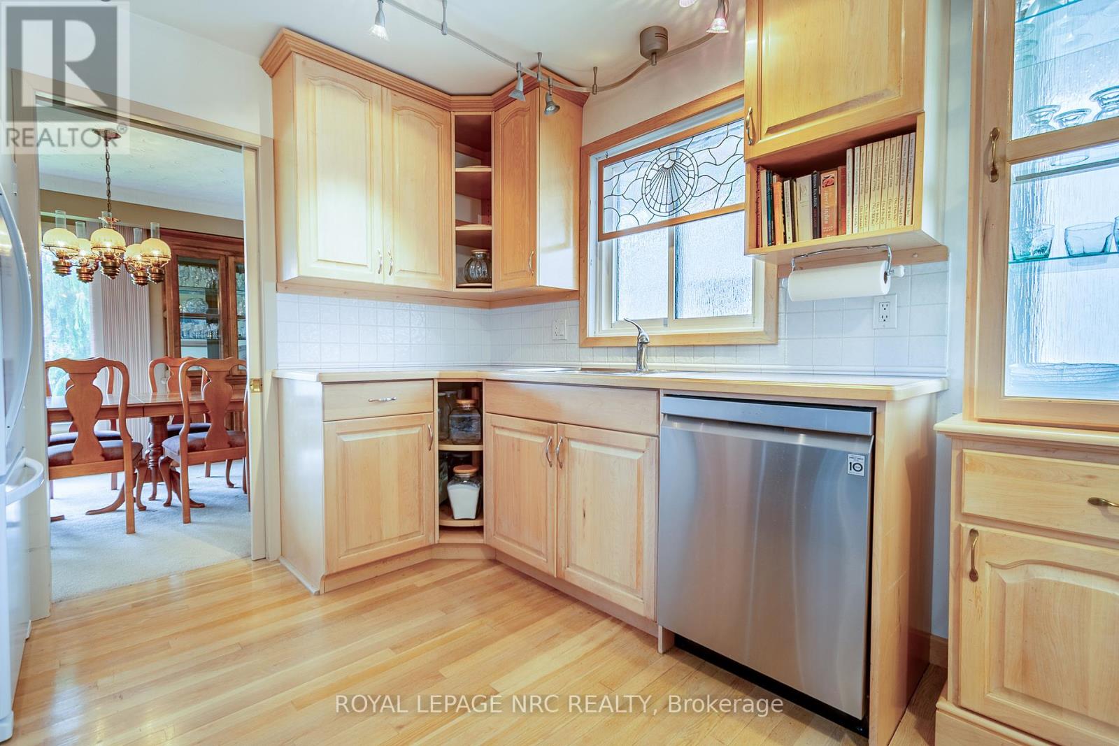 57 Royal York Road, St. Catharines, Ontario  L2N 2N7 - Photo 12 - X12116440