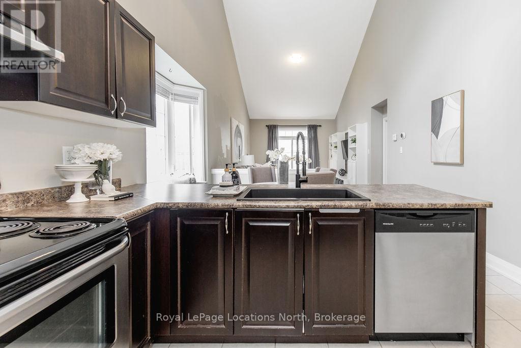 21 Berkshire Avenue, Wasaga Beach, Ontario  L9Z 0G3 - Photo 10 - S12116673