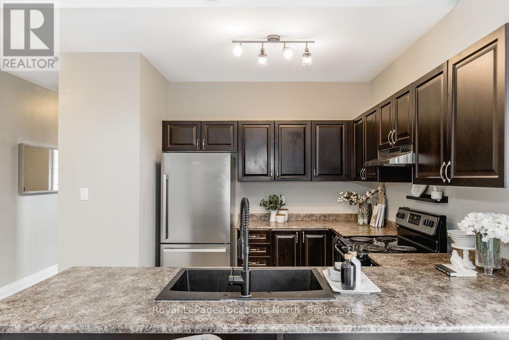 21 Berkshire Avenue, Wasaga Beach, Ontario  L9Z 0G3 - Photo 6 - S12116673