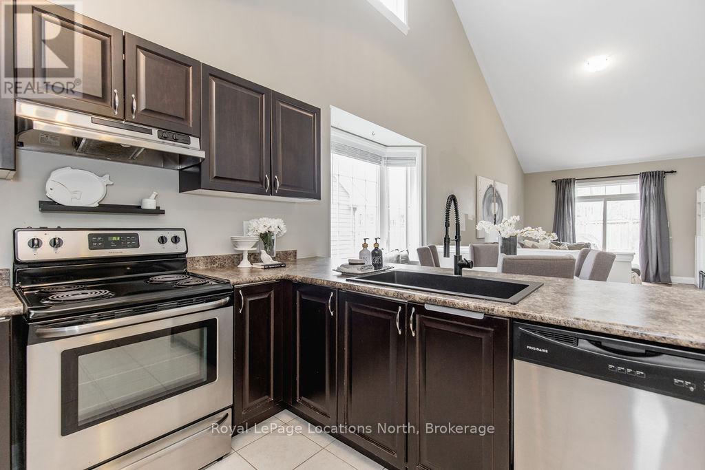 21 Berkshire Avenue, Wasaga Beach, Ontario  L9Z 0G3 - Photo 9 - S12116673