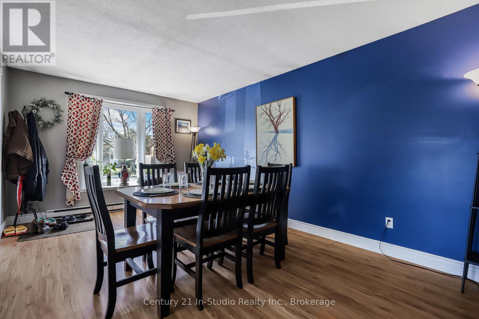 587 Scott Street, Kincardine, Ontario  N2Z 1V2 - Photo 3 - X12116488